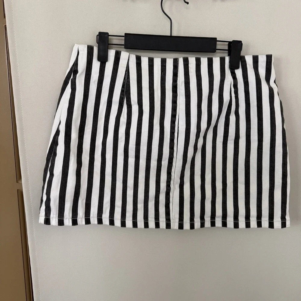 Urban Outfitters Womens Large Black White Stripe Zippers Mini Skirt‎ Y2K Vibe